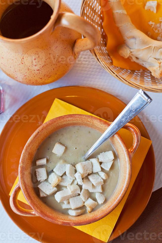 Ferrara-Suppe mit warmen Croutons foto