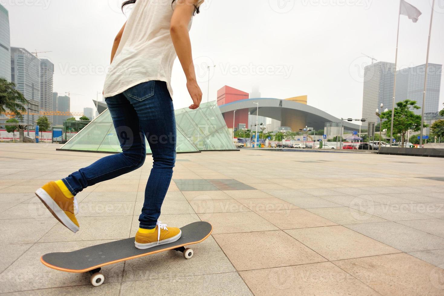 Beschleunigung der Skateboardfrau foto