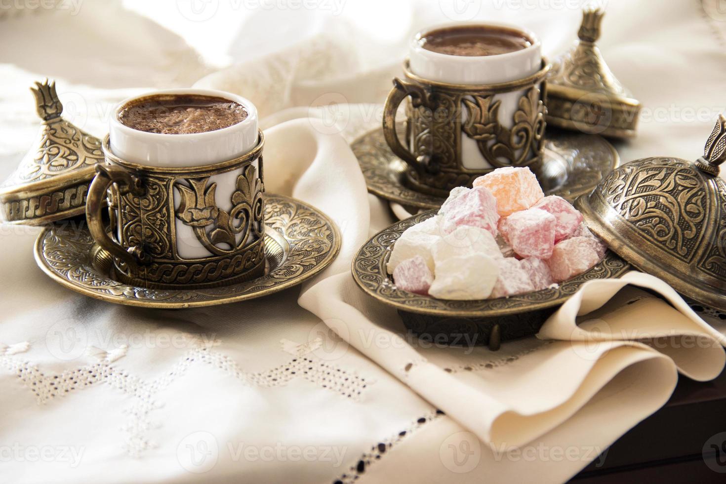 türkischer Kaffee mit Genuss und traditionellem Kupfer-Servierset foto
