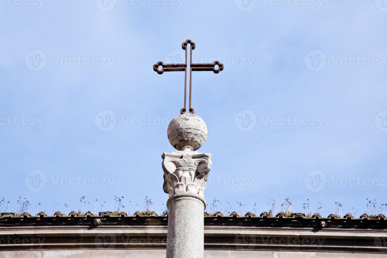Mittelalterliches Metallkreuz am blauen Himmel in Rom foto