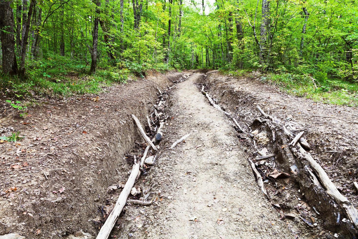 schmale grundstraße in den bergen foto