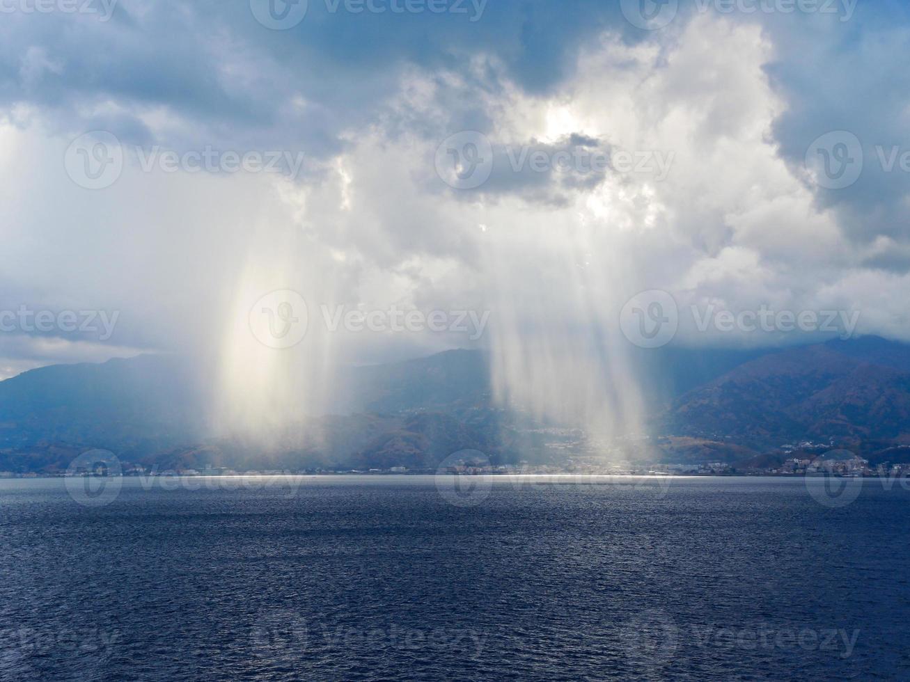 Licht der Sonne kommt durch Wolken foto