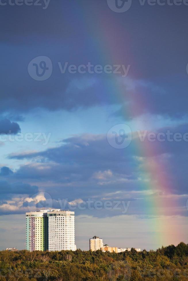 Regenbogen unter dem Stadtpark im dunkelblauen Himmel foto