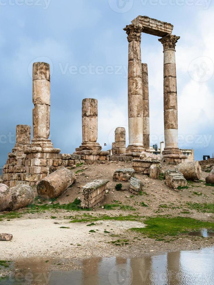 Emple des Herkules in der Zitadelle von Amman an regnerischen Tagen foto