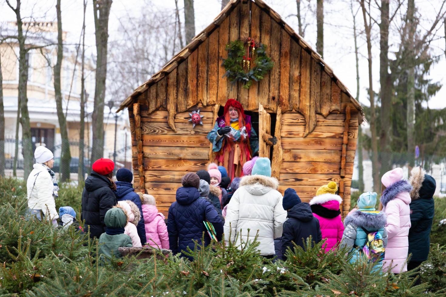 moskau, russland - 2. januar 2021 ein vergnügungspark mit hölzernen märchenhäusern, ein spielplatz mit skulpturen von märchenfiguren. foto