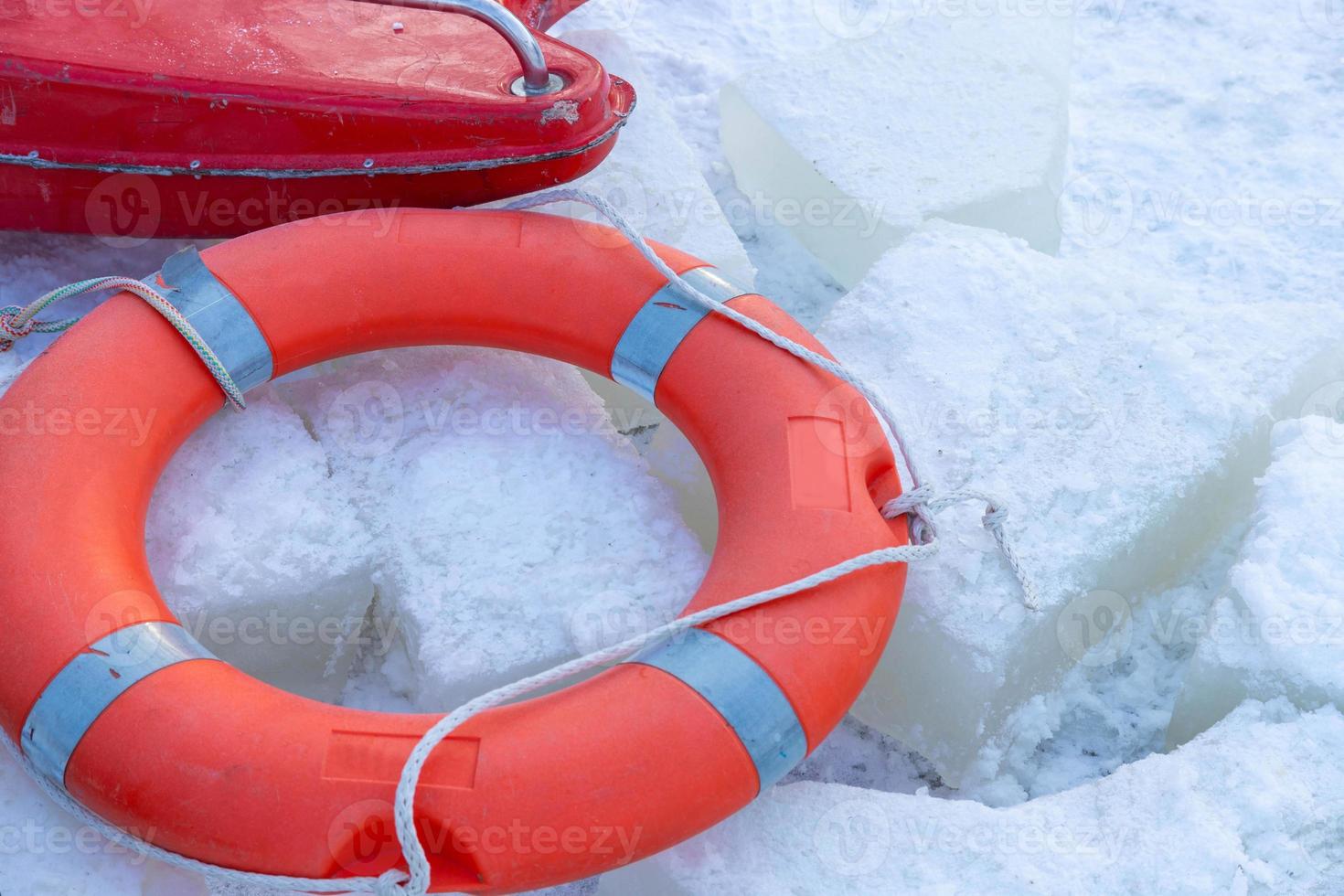 Rettungsring auf dem Eis eines zugefrorenen Flusses foto