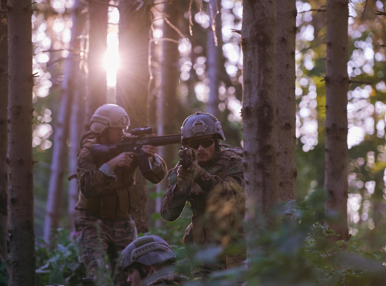 Soldatentrupp der modernen Kriegsführung im Kampf foto