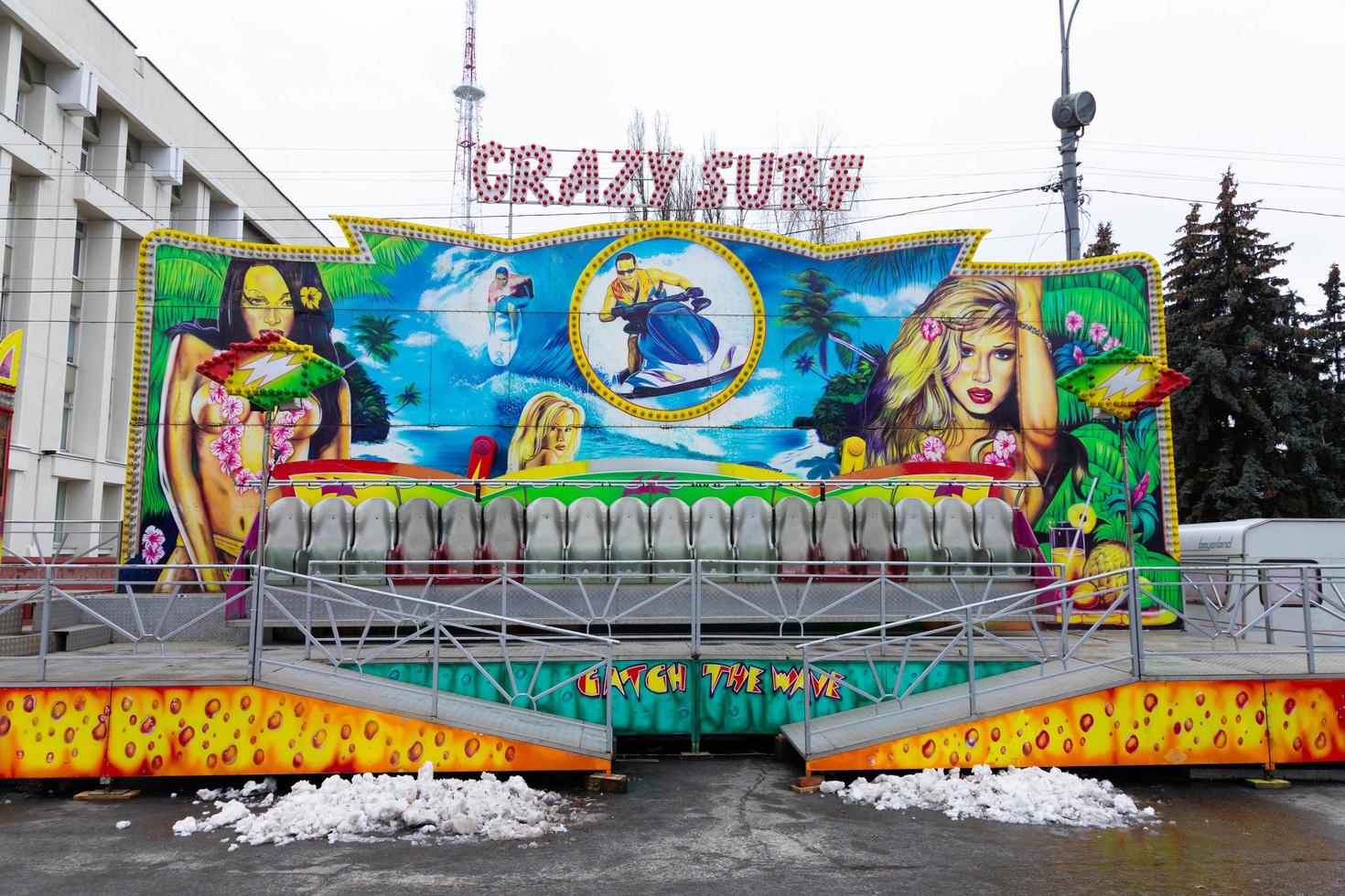 moskau, russland - 02. januar 2021. blick auf das neue jahr, wintermesse, karussells, attraktionen. Spaß. foto