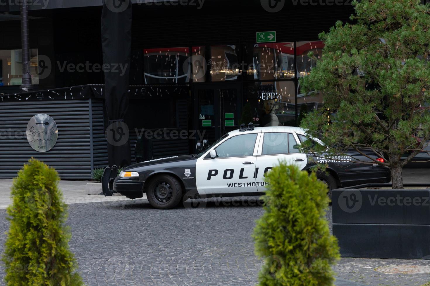 Amerikanisches Polizeiauto in einer modernen Stadt. foto