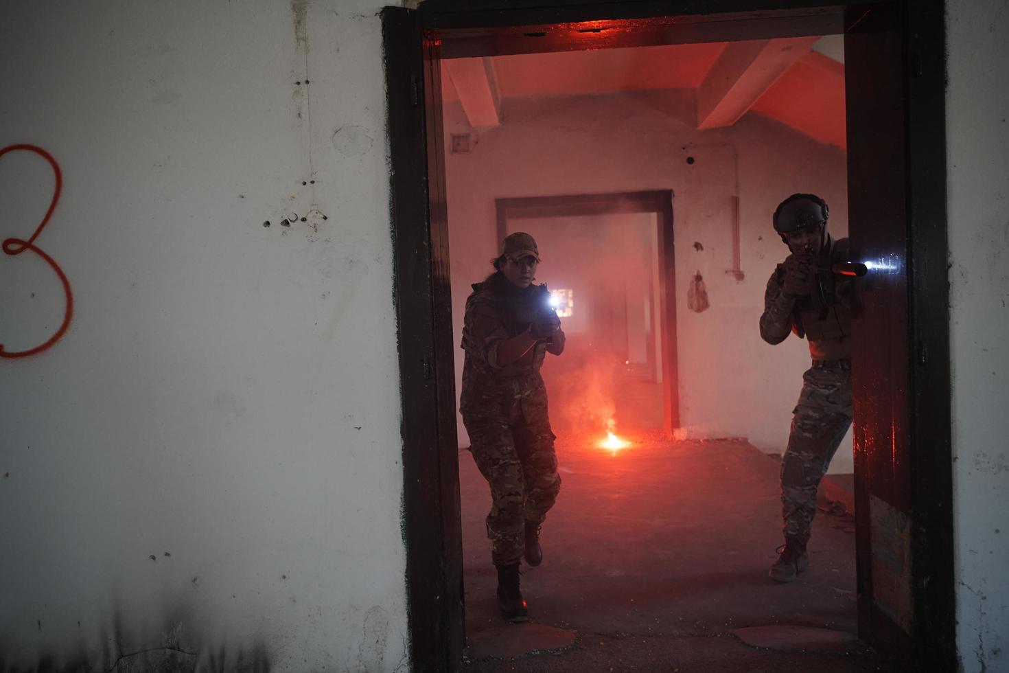 militärische truppen in aktion städtischer umgebung foto