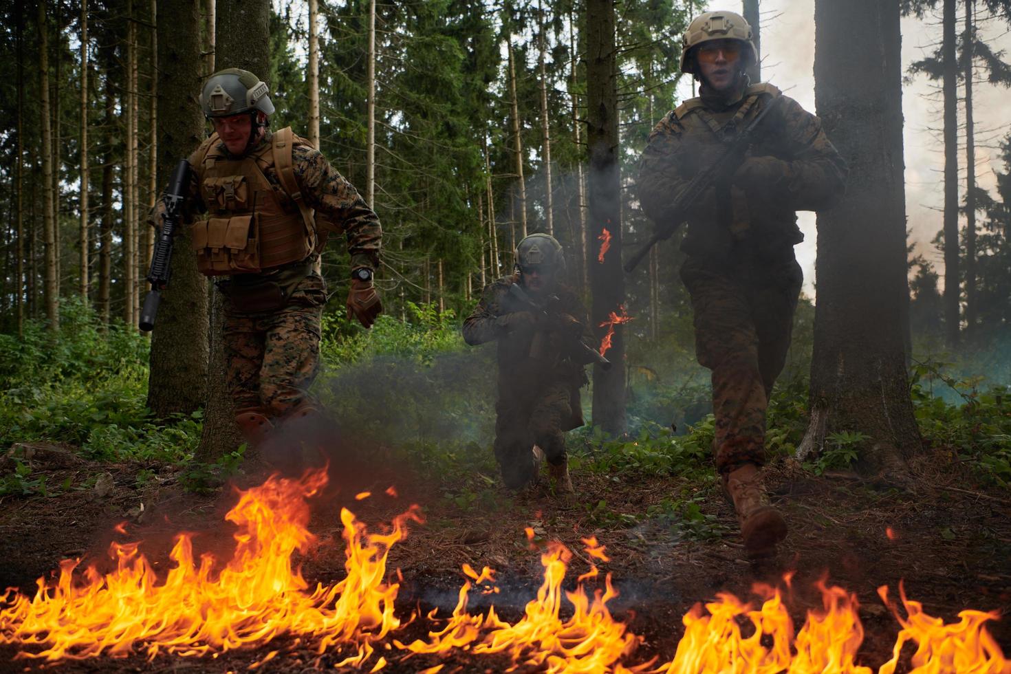 Soldatentrupp der modernen Kriegsführung im Kampf foto