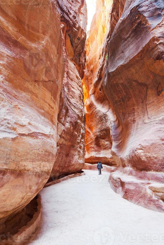 der siq - der schmale pass zur altertümlichen stadt petra foto