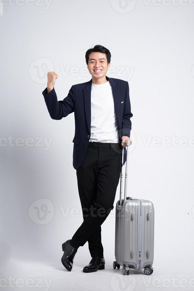 Junger Geschäftsmann im Anzug posiert auf weißem Hintergrund foto