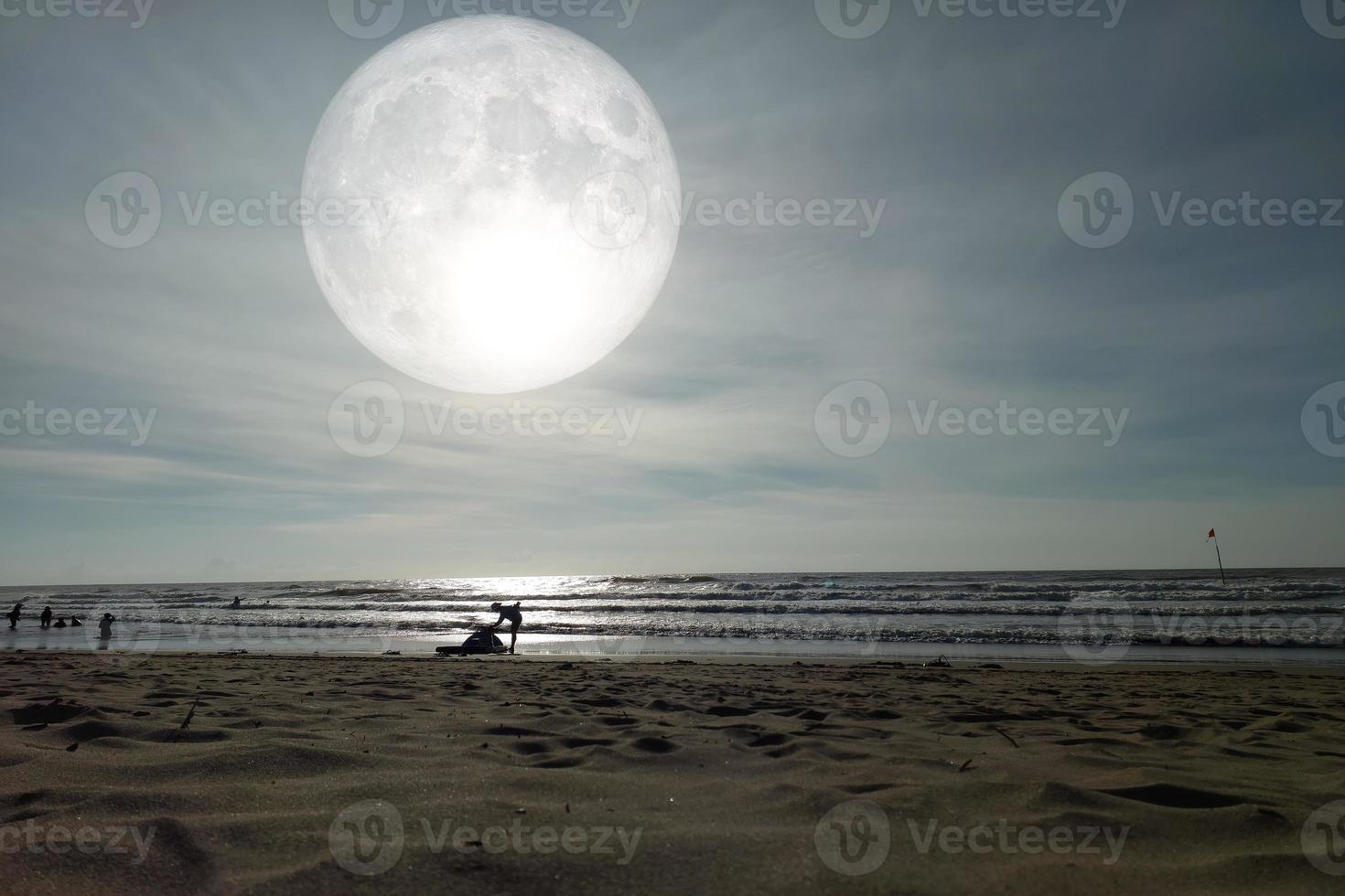 Landschaftsmond über dem Horizont auf Meer und Mondlicht. Panorama mit dem Mond der Nacht. großartige mystische fantastische Aussicht. mittherbstfest oder halloween-konzept. der vollmond wurde von der nasa eingerichtet. foto