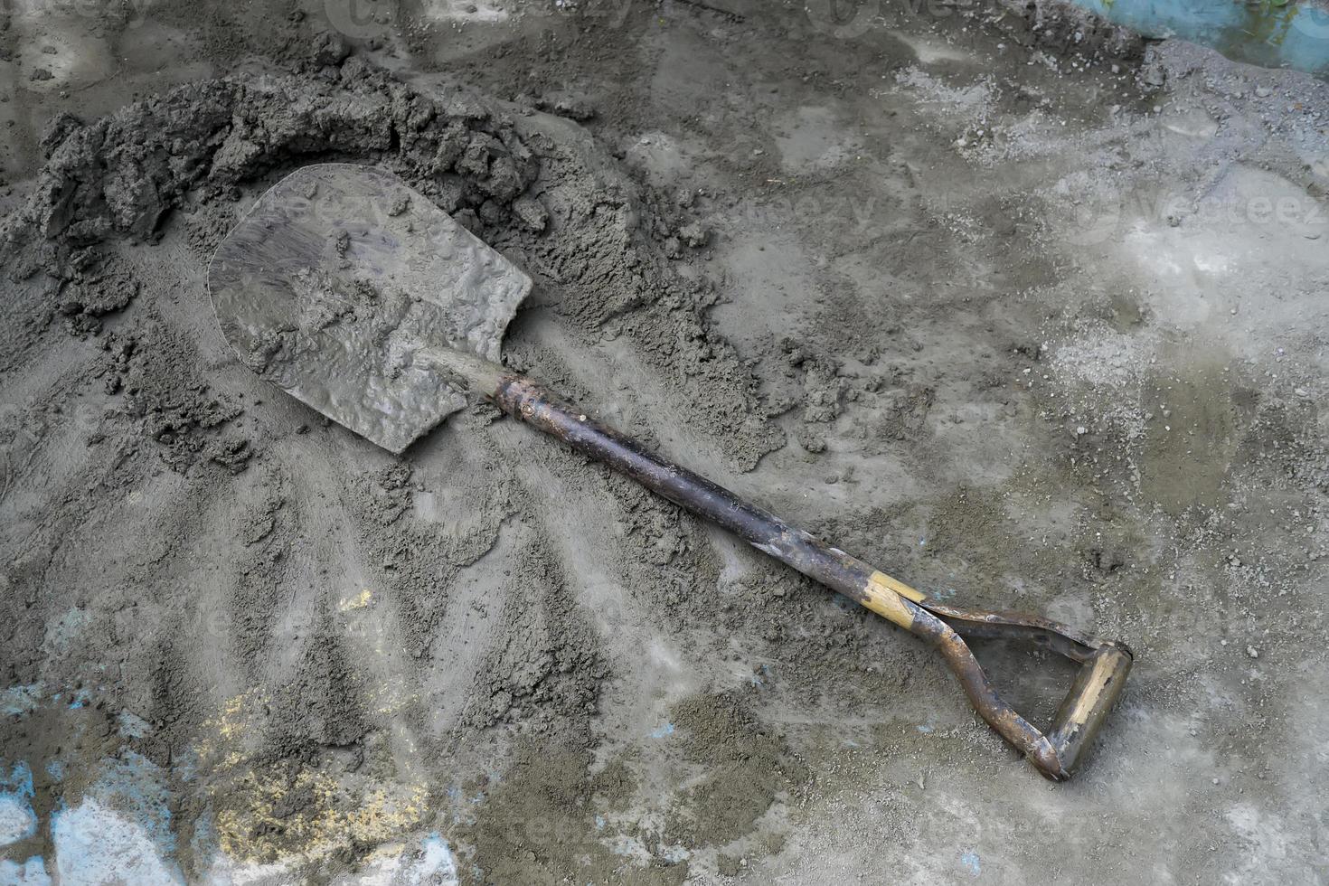 eine schaufel wird als zimmermannswerkzeug verwendet, um zement und sand auszuschöpfen. foto