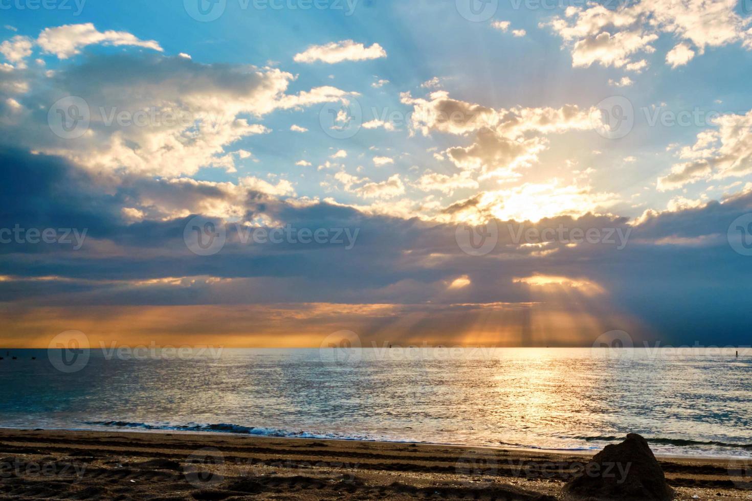 Sonnenaufgang mit Wolken und Sonnenstrahlen am Pompano Beach Florida foto