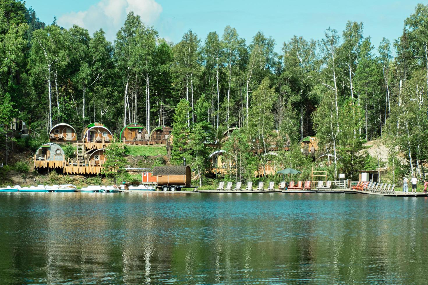 Russland, Dorf Vydrino, warme Seen, 12. September 2022, Touristendorf Bilbo, kleine Gästehäuser foto