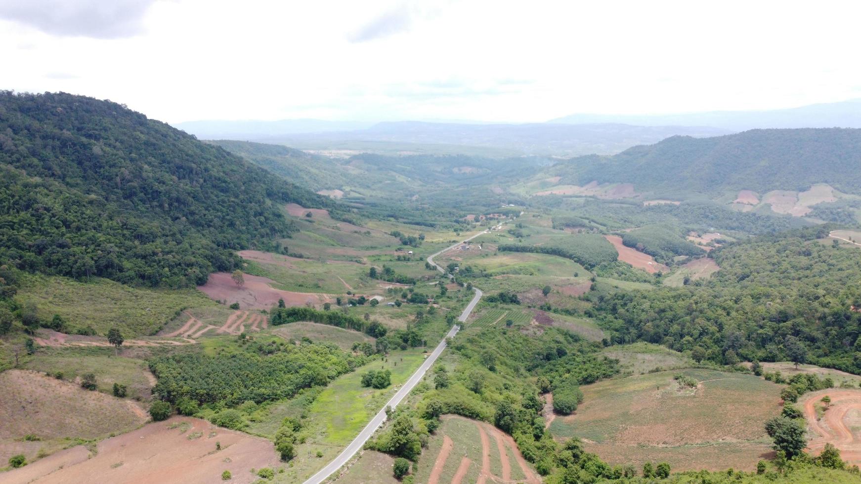 schöne luftaufnahme zur straße mit bergen und wald von oben eingefangen, foto