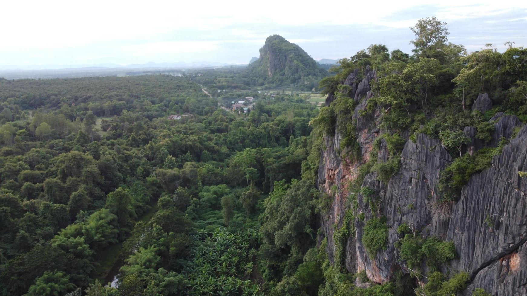 schöne luftaufnahme des berges mit tempel in thailand. foto