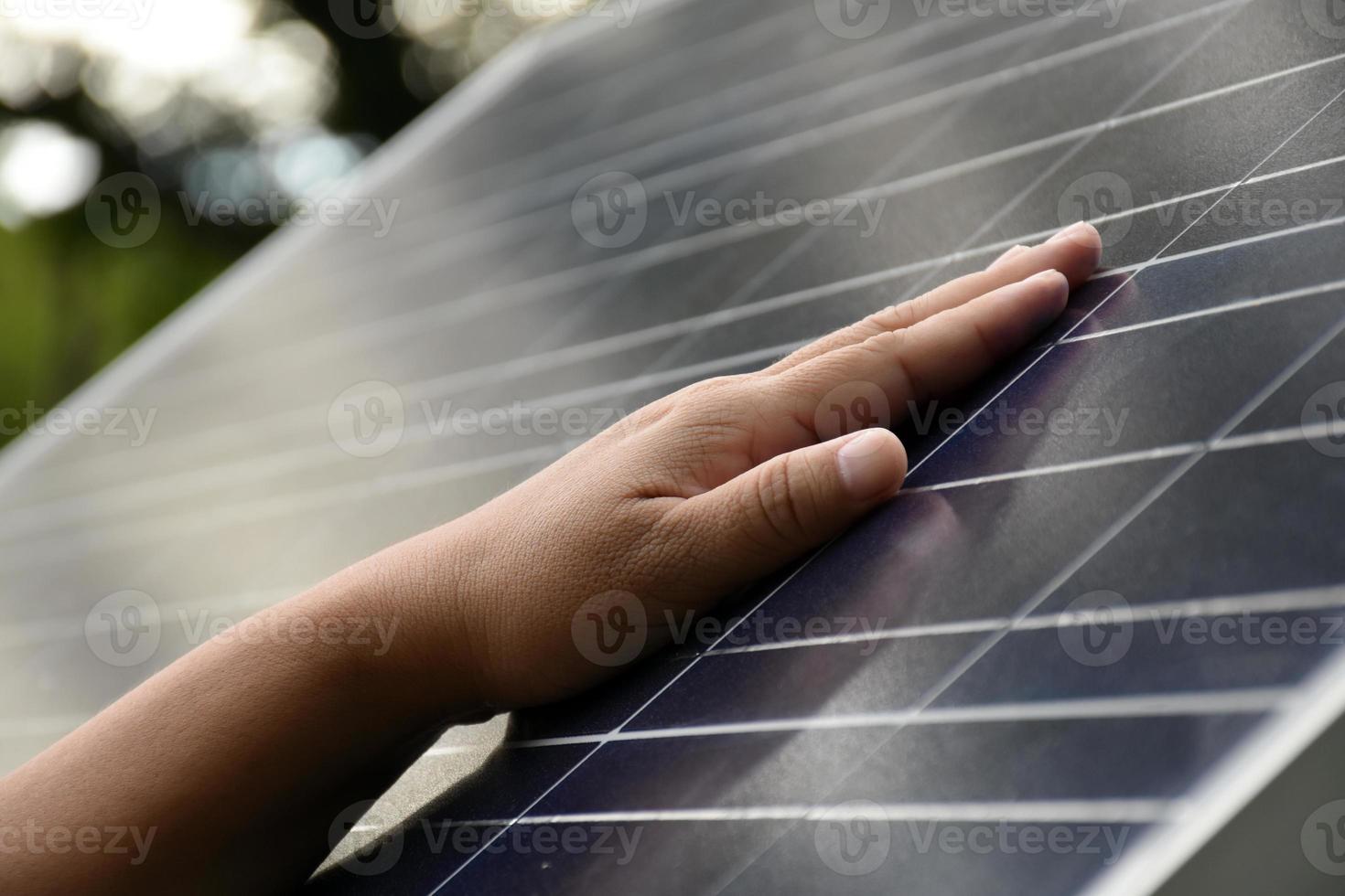 photovoltaikpanel, neue technologie zum speichern und nutzen der energie aus der natur mit menschlichem leben, nachhaltiger energie und umweltfreundlichem konzept. foto