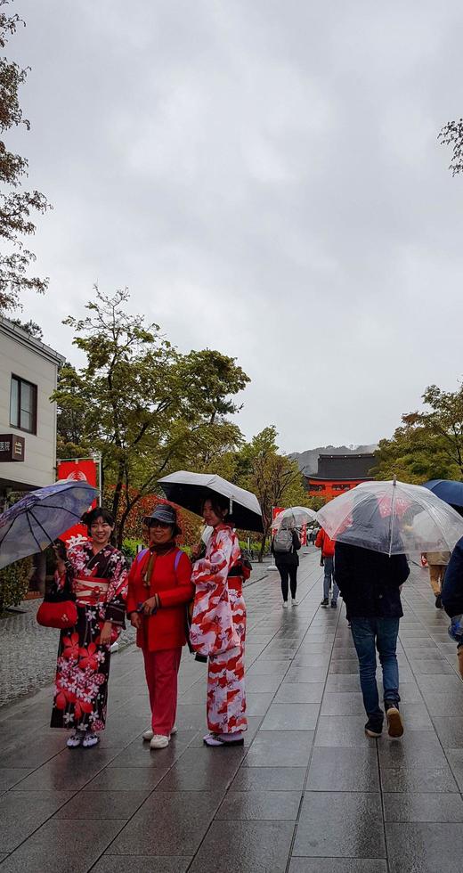 kyoto, japan am 8. april 2019. menschen gehen mit regenschirmen spazieren, weil es regnet. foto