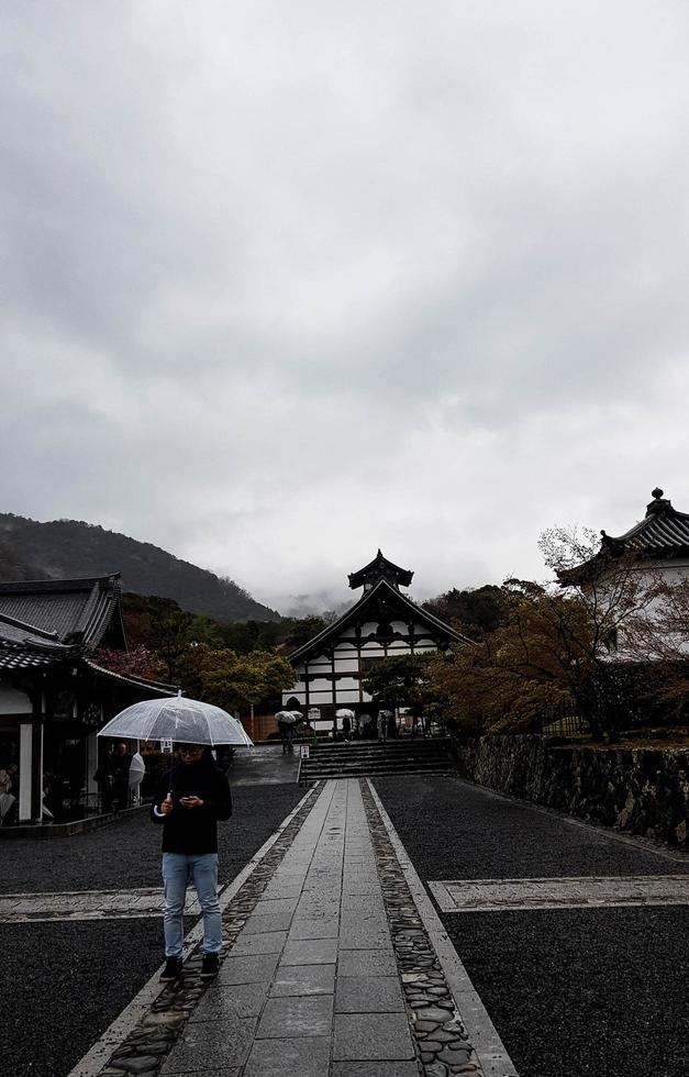 kyoto, japan am 8. april 2019. menschen gehen mit regenschirmen spazieren, weil es regnet. foto