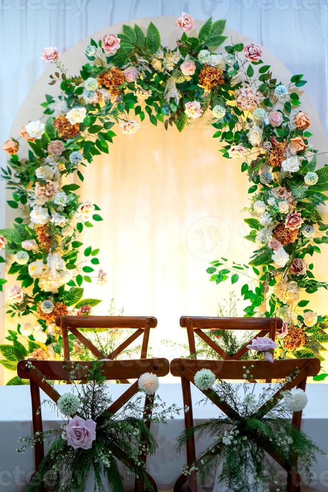 Hochzeitsdekorationen. Hochzeitskulisse mit Blumen und indonesischen Hochzeitsdekorationen. foto