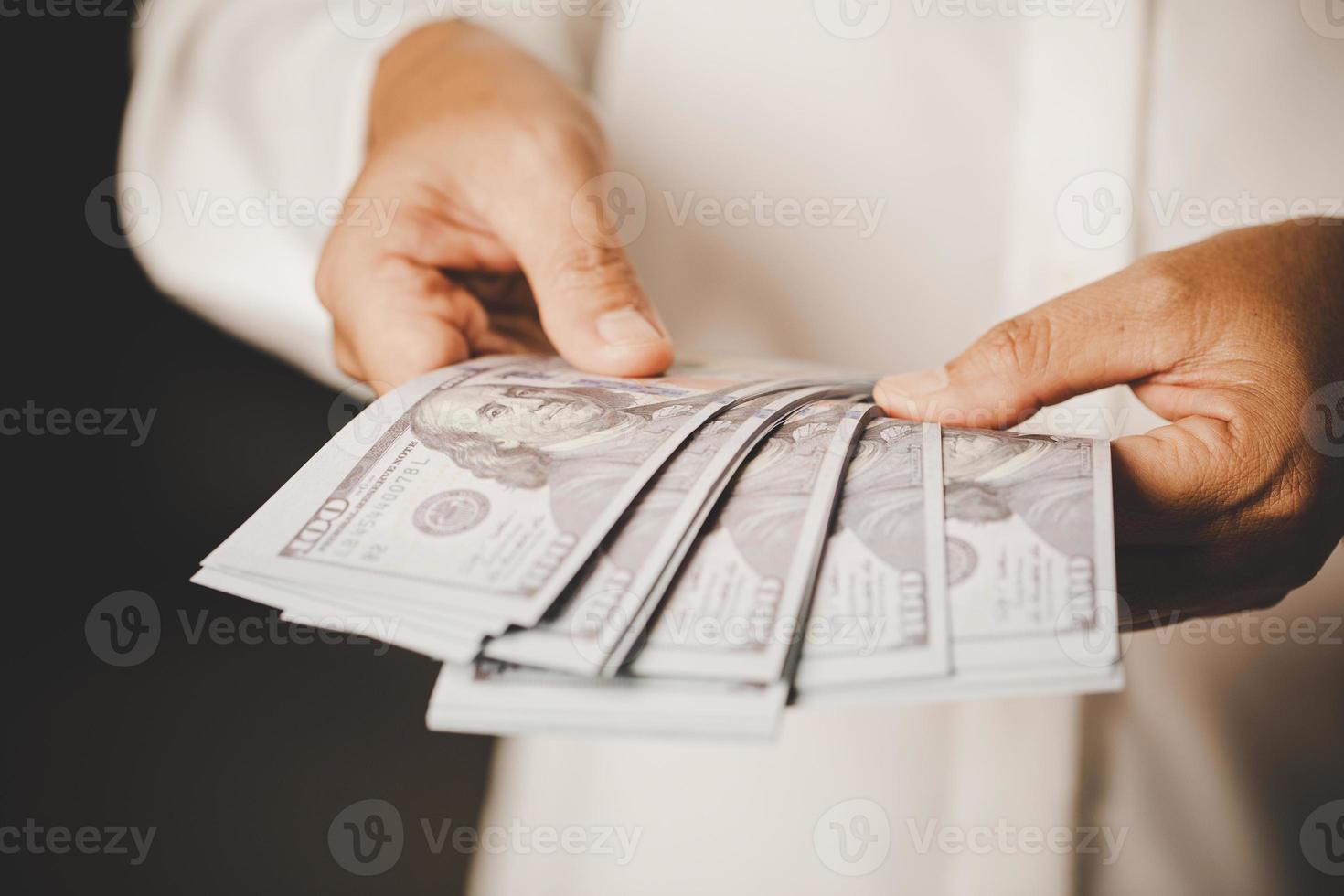 banknote von 100-dollar-scheinen in den händen einer reichen frauenperson. erfolgsgeschäftsfrau, die bargeld für investitionen hält. Konzept der Sparfinanzierung, Wechselbank, amerikanische Währung, Gehaltszahlung foto