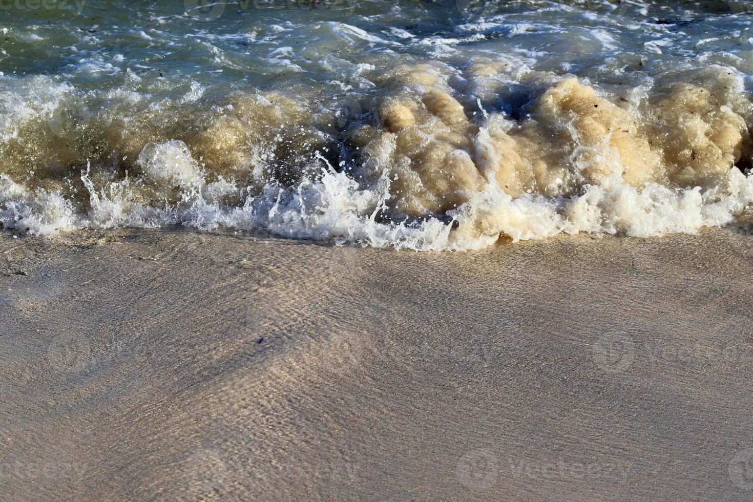 Atemberaubende Wellen des Indischen Ozeans an den Stränden der paradiesischen Insel Seychellen foto