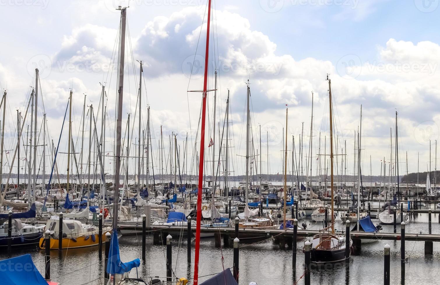 Viele Boote am Jachthafen in Schilksee bei Kiel in Deutschland. schilksee olympischer segelsport foto