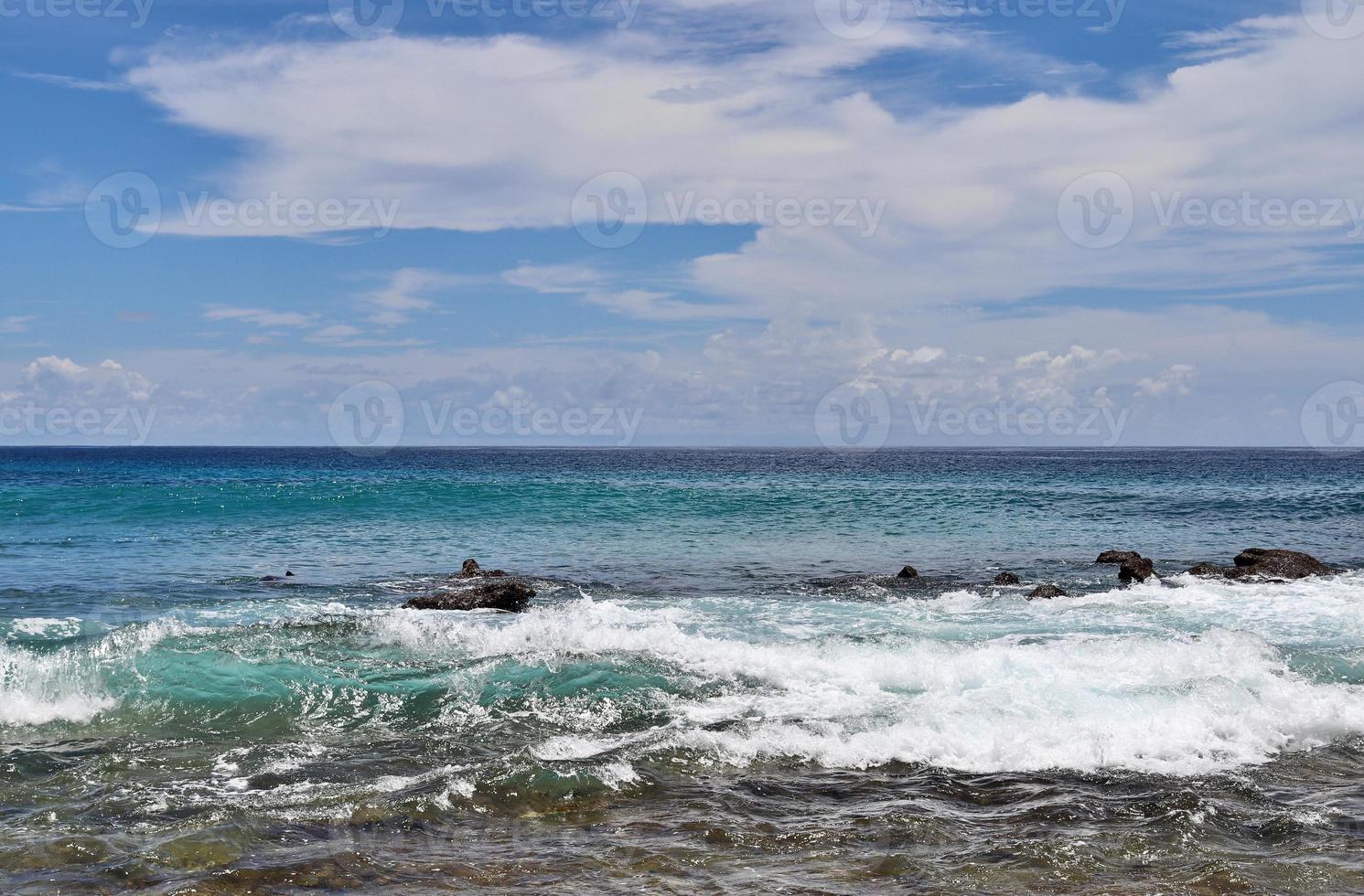 Atemberaubende Wellen des Indischen Ozeans an den Stränden der paradiesischen Insel Seychellen foto