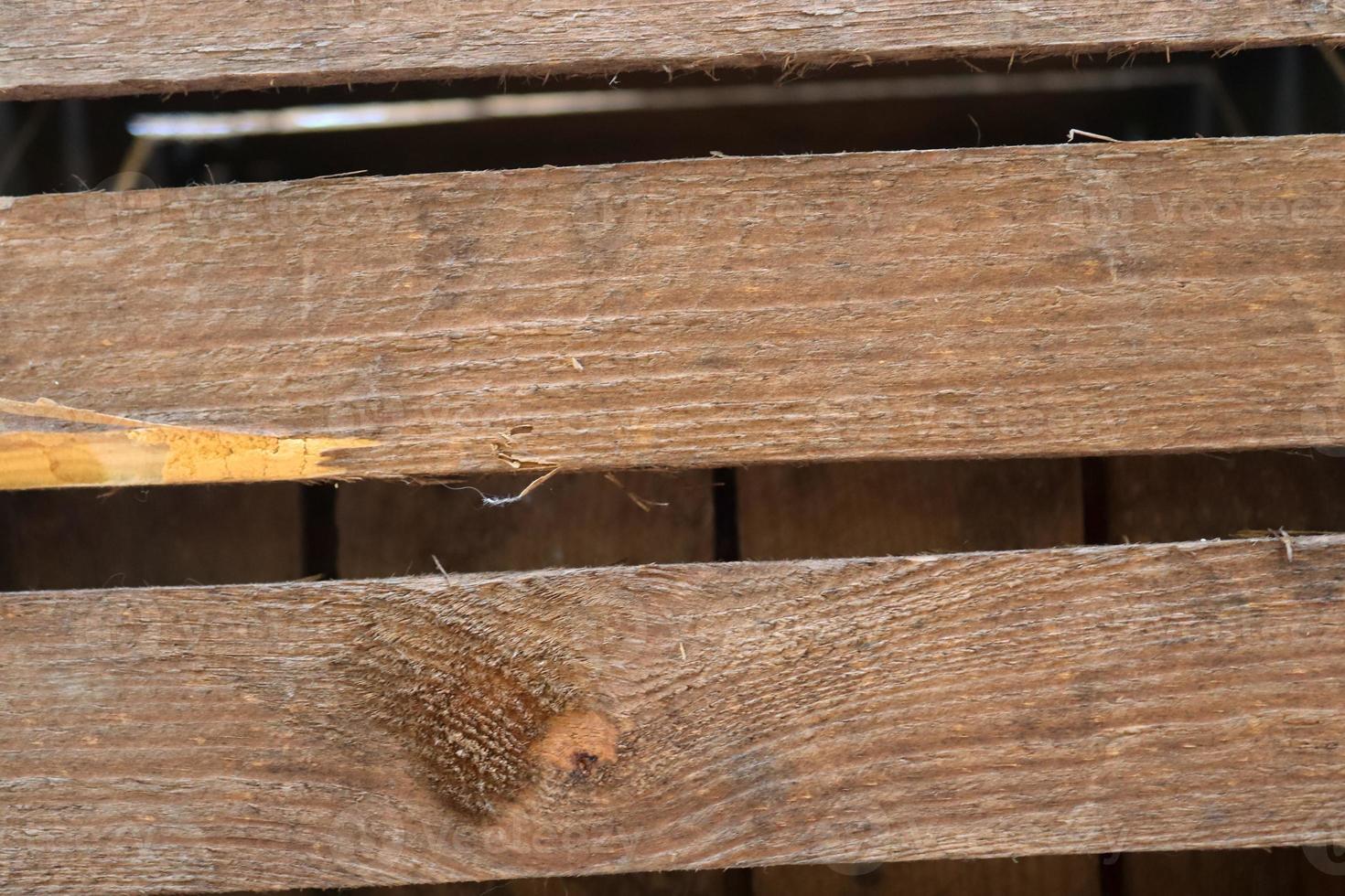 Sehr alte Holzkisten mit einigen Rissen in Nahaufnahme foto