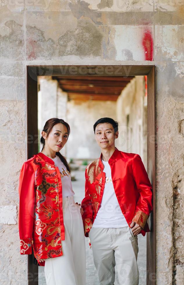 glückliches junges asiatisches paar in chinesischen traditionellen kleidern foto