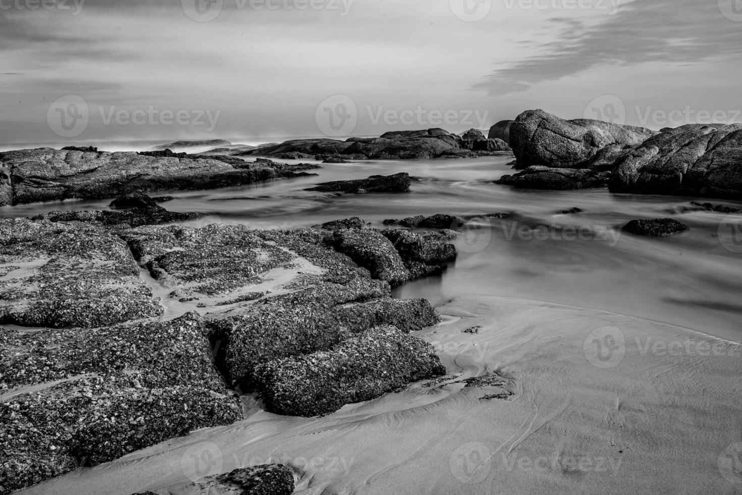 Langzeitbelichtung Meereslandschaft am Strand foto