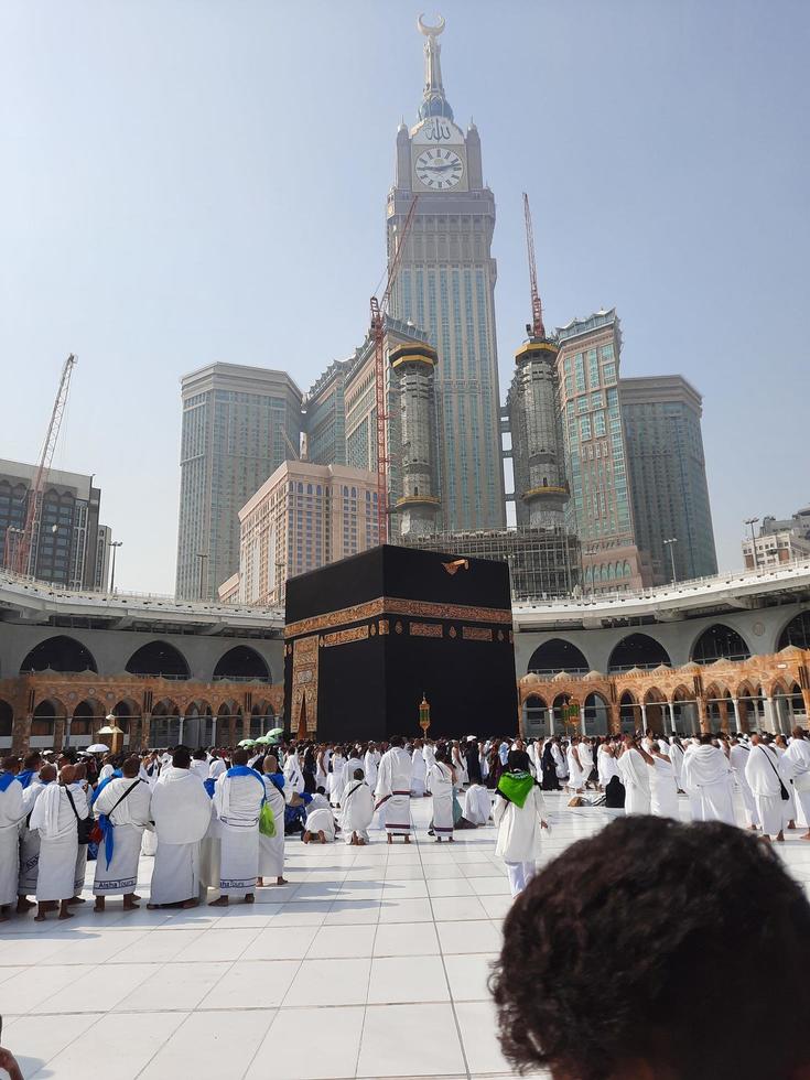 mekka, saudi-arabien, sep. 2022 - pilger aus anderen ländern beten fleißig in der nähe der kaaba in der masjid al-haram in mekka. foto