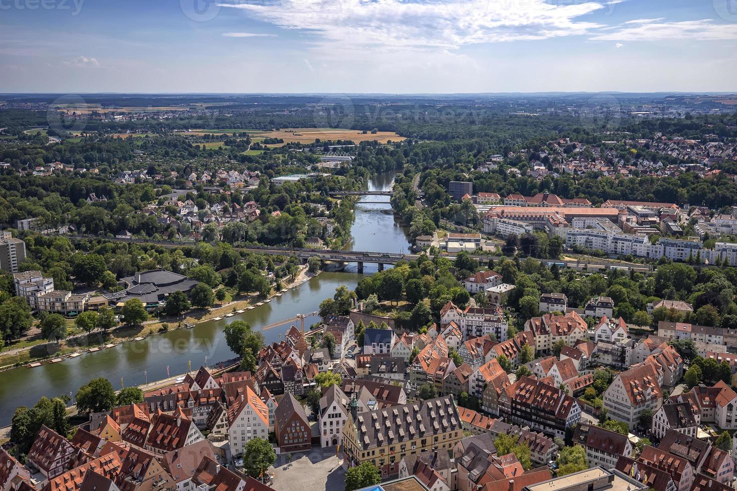 Häuser und Fluss in der Stadt Ulm, Deutschland. Blick von der Spitze des Ulmer Münsters, der höchsten Kirche der Welt. foto