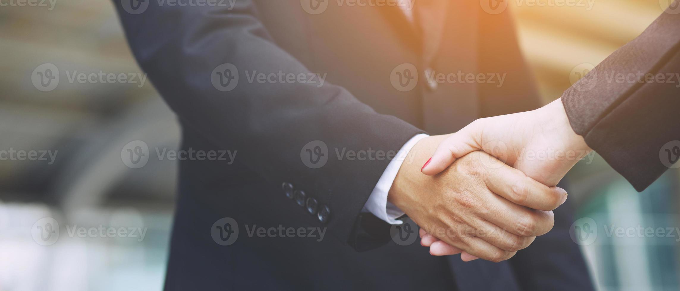 Nahaufnahme eines Geschäftsmannes Handshake Geschäftsfrau zwischen zwei Kollegen ok, gelingen im Geschäft Händchen haltend. foto
