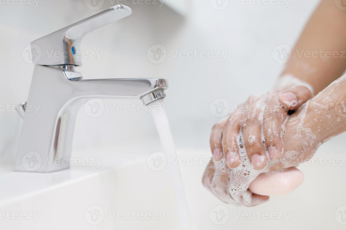 Hygiene. Hände reinigen. Händewaschen mit Seife unter dem Wasserhahn mit Wasser zahlen Schmutz. foto