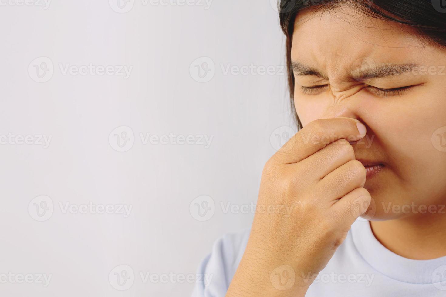 ein übler Geruch beim Atmen kann verursacht werden durch. 1. Infektionen in der Nasenhöhle wie Erkältung, Grippe, Sinusitis. foto