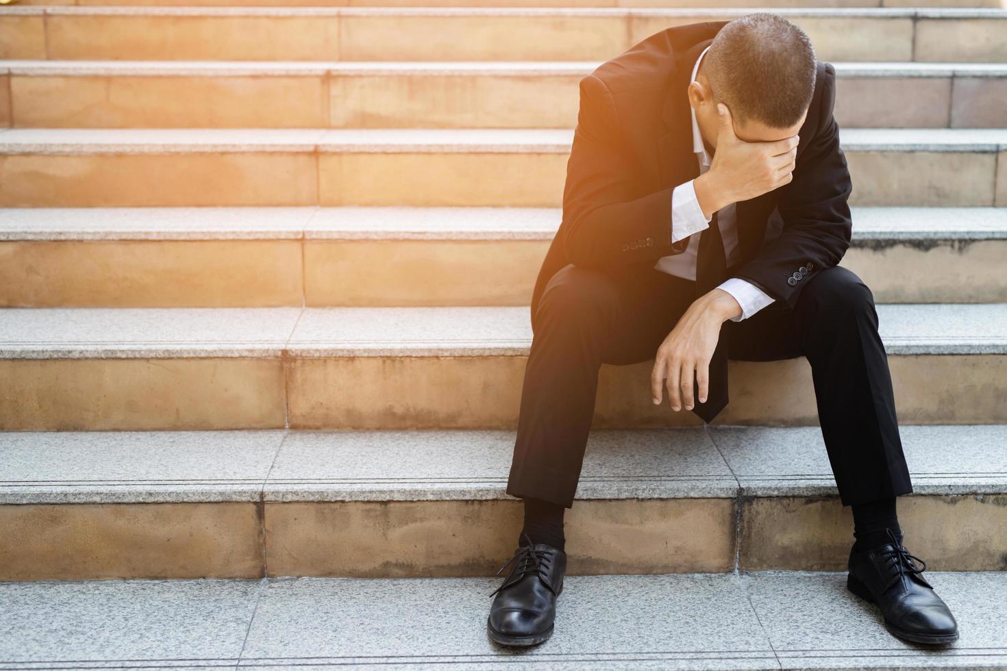 arbeitslose menschen krise verzweiflung und stress menschen kompression im büro fühlen sich stressig können keine entscheidung treffen arbeitslos oder depressionssituation stress verursacht psychische probleme stress und arbeitslosigkeit konzept. foto