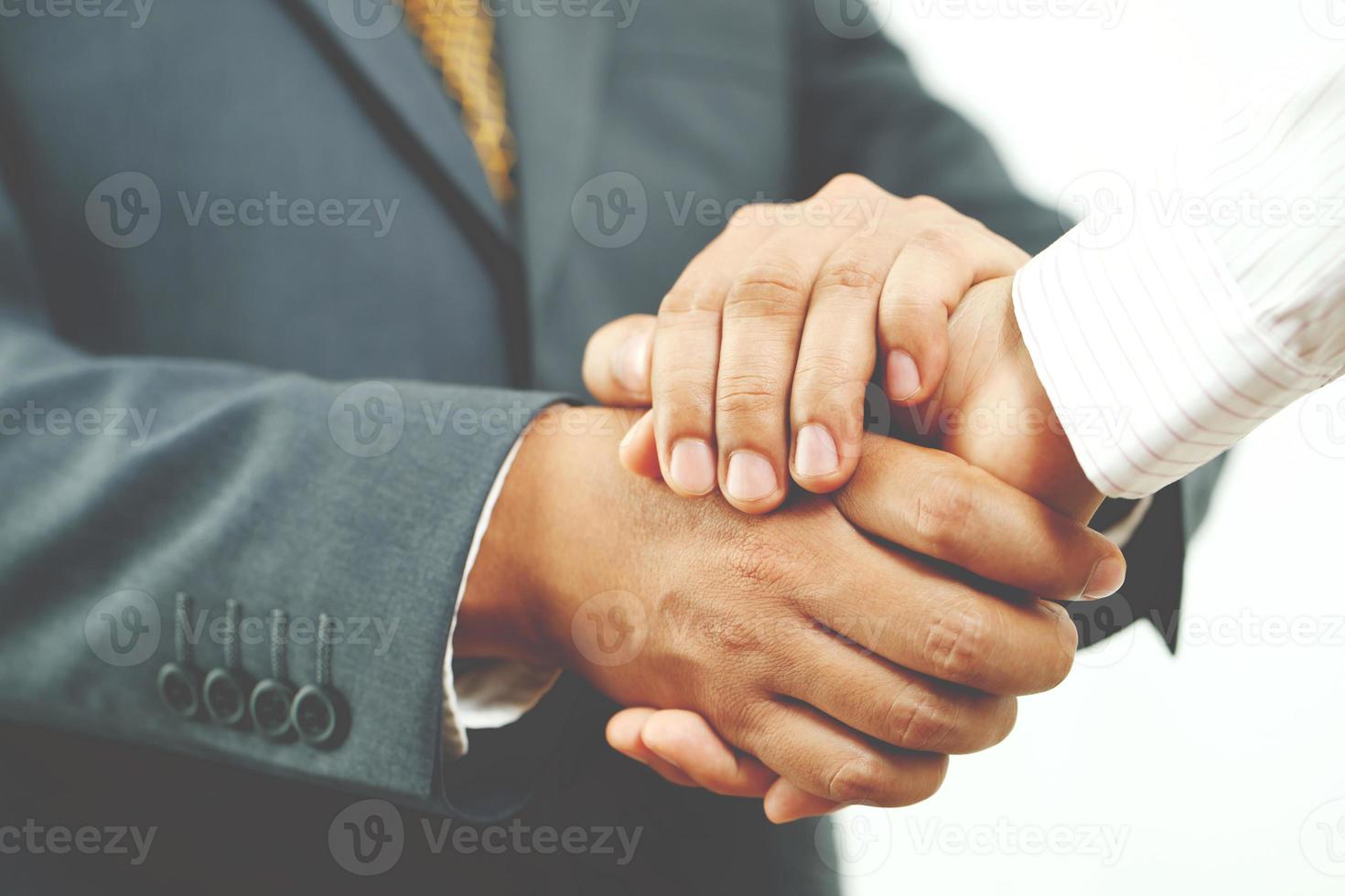Nahaufnahme eines Business-Handshake zwischen zwei Kollegen kariertes Hemd foto