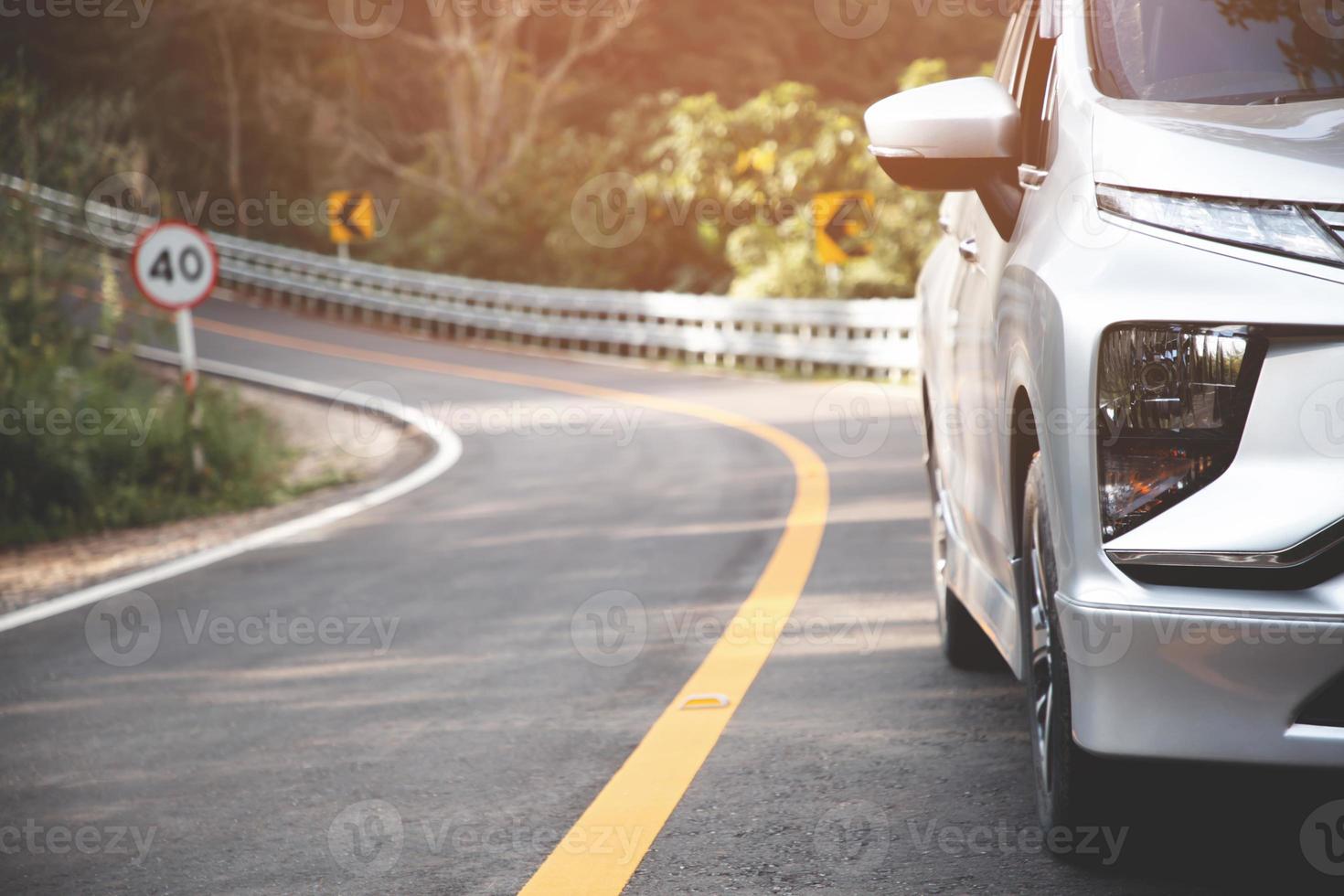 Richtig und sicher in Kurven fahren foto