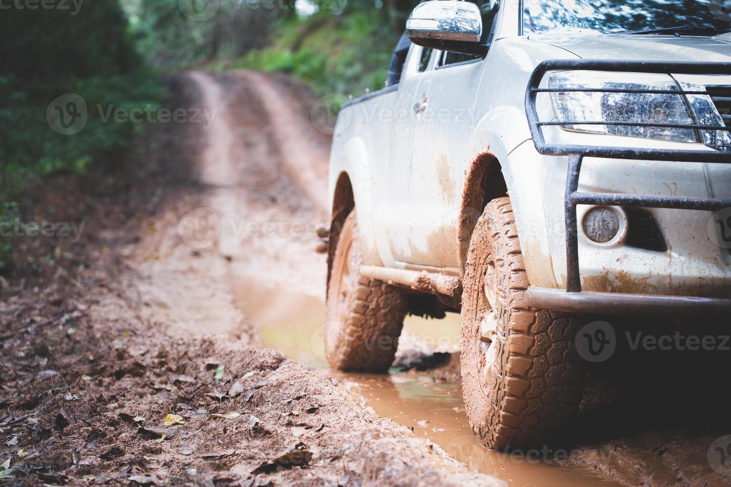 dreckiges offroad-auto, mit schlamm bedeckter suv auf der landstraße, offroad-reifen, offroad-reisen und fahrkonzept. foto