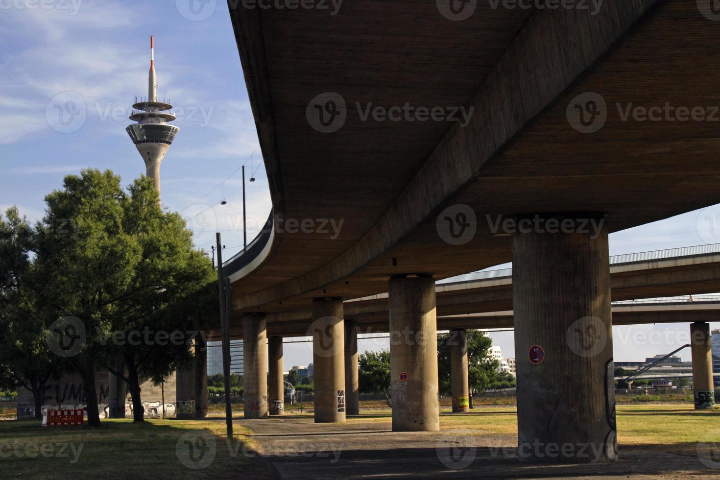 Blick auf den Rheinturm in Düsseldorf, Deutschland foto