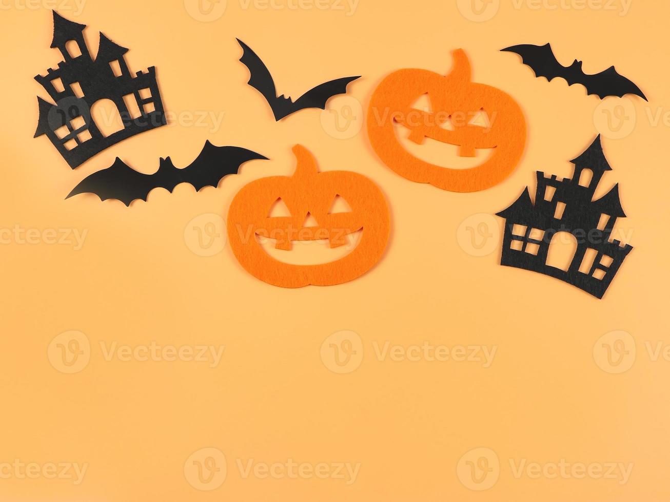 Dekorationen für Halloween-Feiertage, Halloween-Kürbisse, Burgen und Fledermäuse auf orangefarbenem Hintergrund. foto
