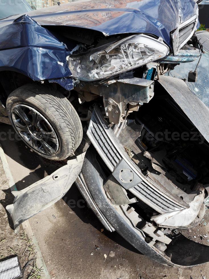 Beschädigte Motorhauben von Autos bei Verkehrsunfällen foto