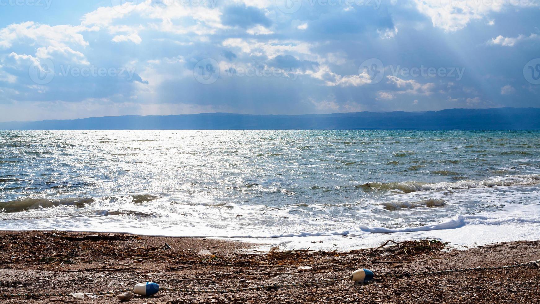 schmutziger strand des toten meeres an bewölkten wintertagen foto