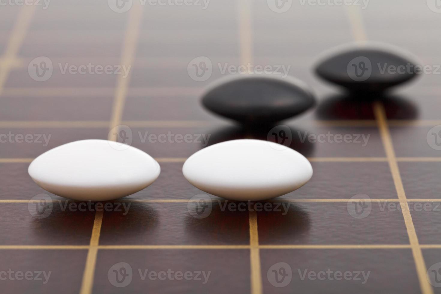 einige Steine während des Go-Spiels foto