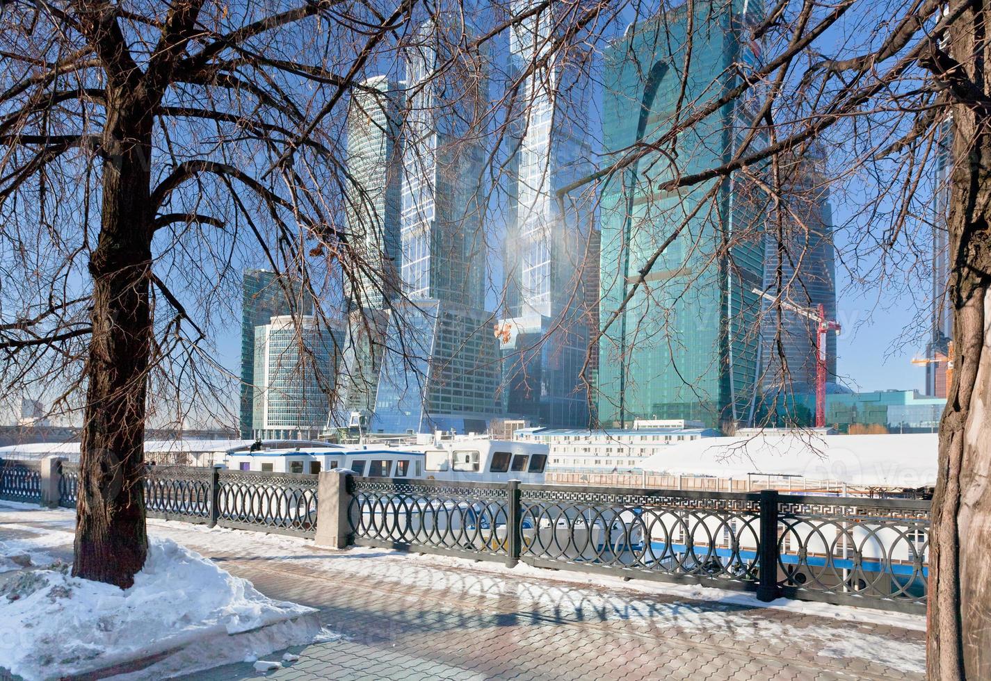 Blick auf neue Moskauer Stadtgebäude im Winter foto