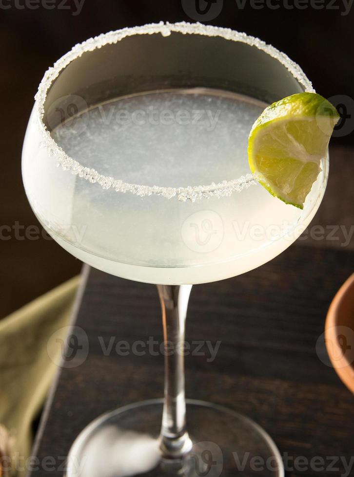 eine Nahaufnahme eines Margarita-Cocktails foto